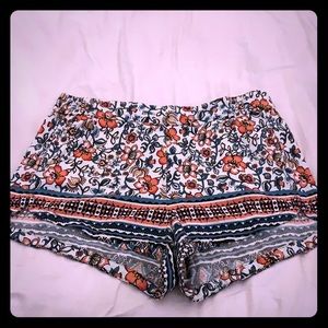 Stretchy, floral shorts